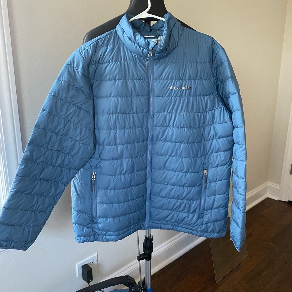 Columbia men’s large jacket in blue. Great condition and very warm!